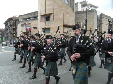 16. Skoti v prvomájovém průvodu